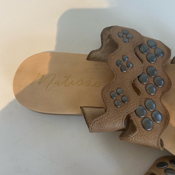 Matisse Women's Sandals Size 8 M Leather Flat Studded Wide Eyed Beige Slip On - Picture 4 of 6